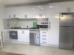 Oakleigh unit . private(gate & bathroom & kitchen)